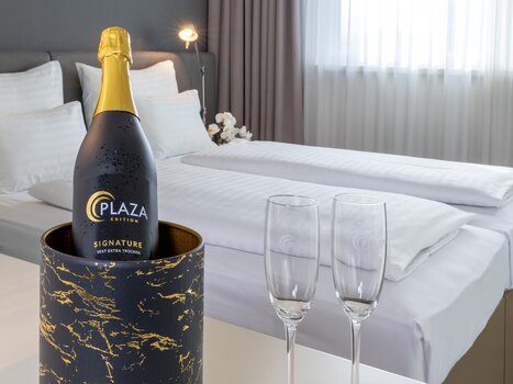 Camera doppia con champagne e due bicchieri. | © Plaza INN Graz
