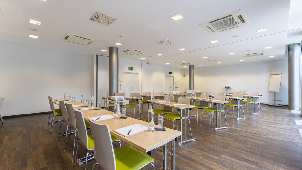 Modern meeting room equipped with tables. | © Plaza INN Graz
