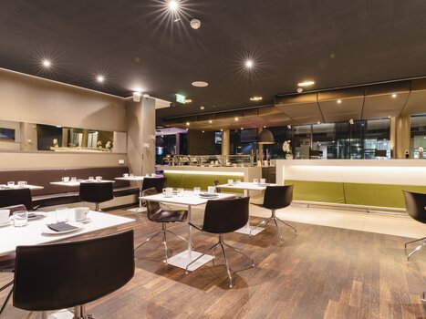 Ristorante elegante con tavoli e sedie. | © Plaza INN Graz
