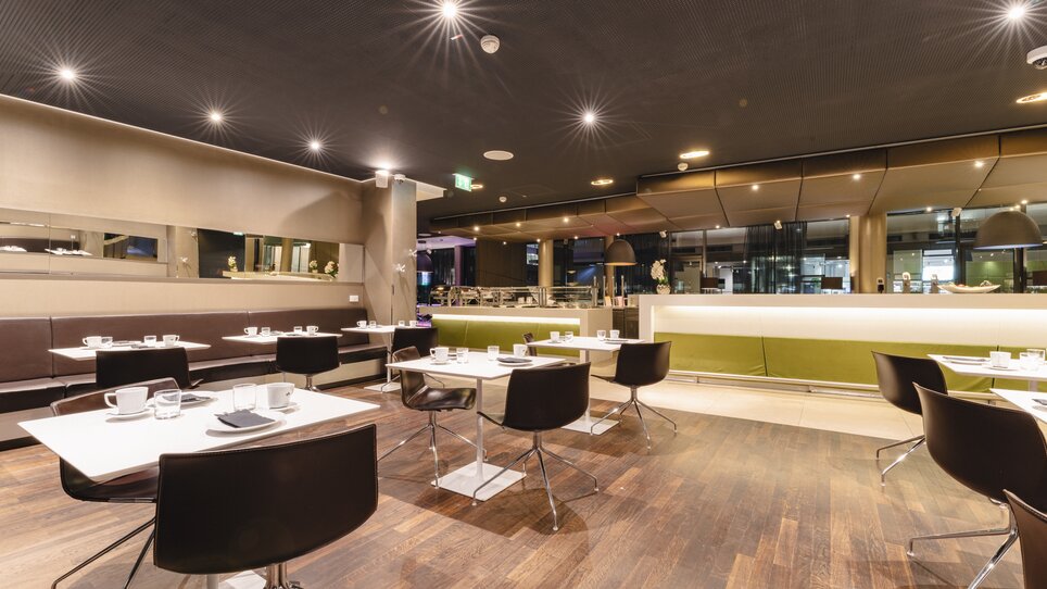 Elegant restaurant with tables and chairs. | © Plaza INN Graz