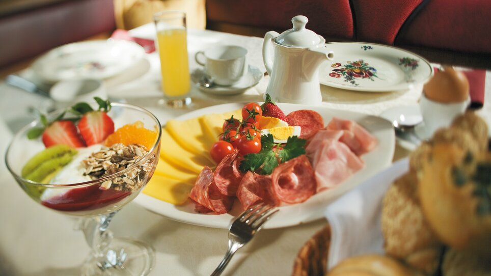 Varied breakfast with fruits, cold cuts, and beverages. | © Roemerstube