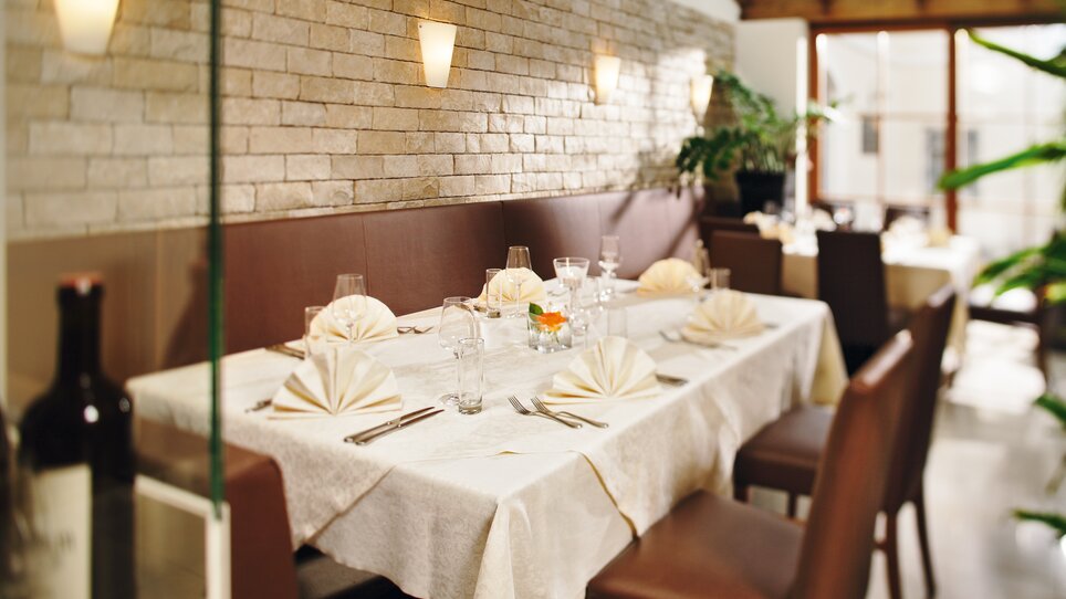Cozy restaurant with decorated table and elegant details. | © Roemerstube 