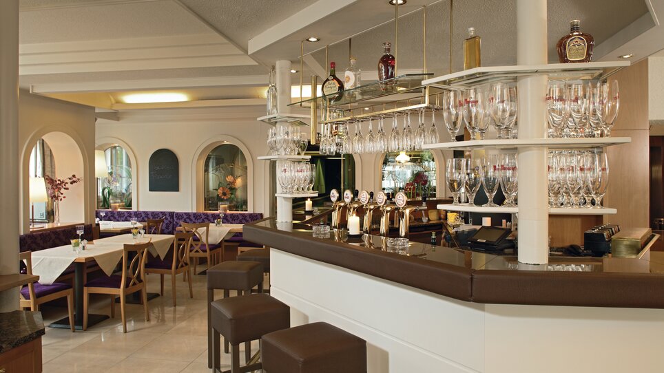 Interior shot of a bar with drinks. | © Roemerstube