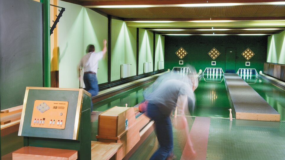 Two people bowling in a hall. | © Roemerstube