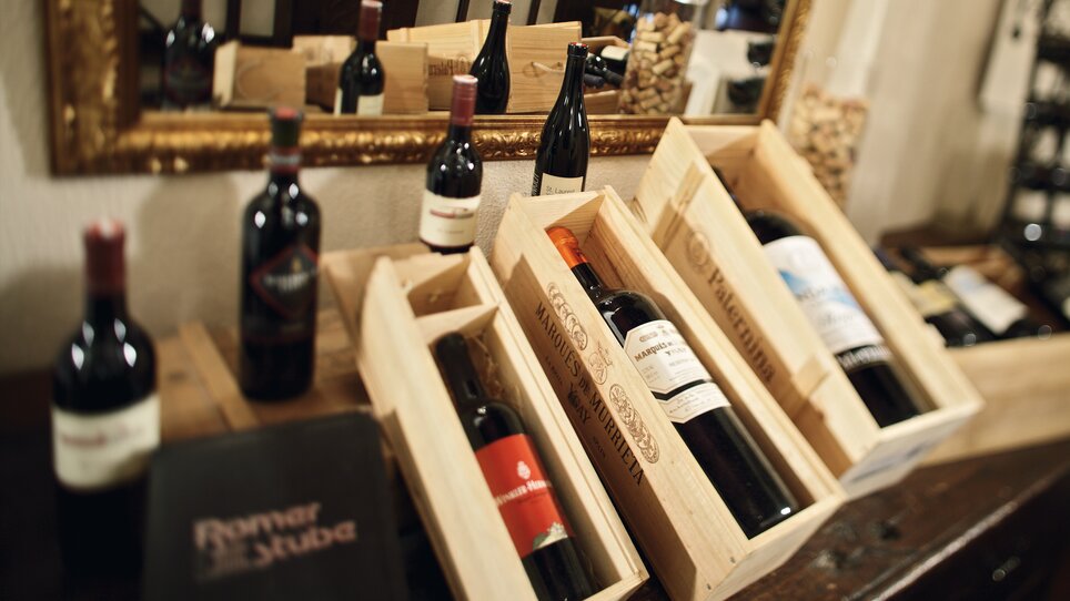 A selection of wines and wooden boxes in the hotel bar. | © Roemerstube 