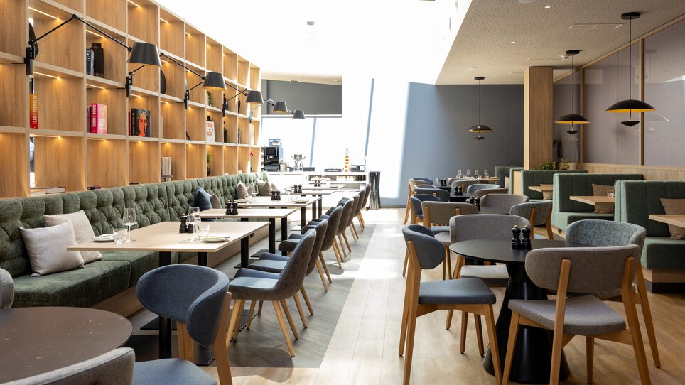 Bright restaurant with modern furniture and cozy atmosphere. | © Graz Tourismus - Harry Schiffer