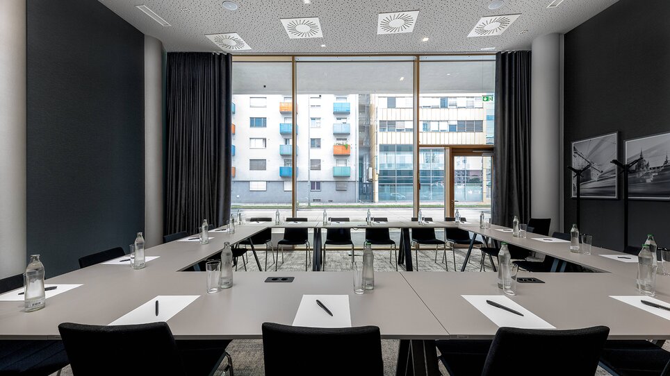 Modern conference room with chairs and tables. | © Christoph Schubert