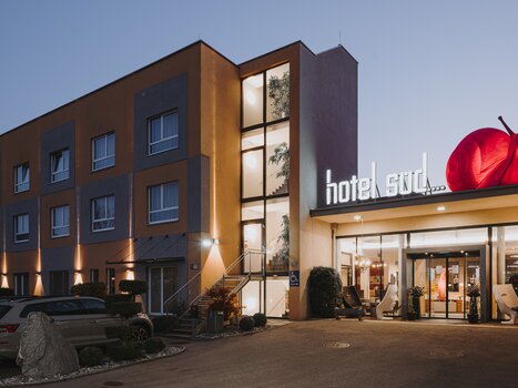 An exterior view of the Hotel Süd at dusk | © Hotel Süd