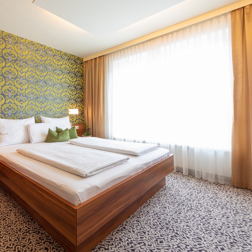 Hotel Süd Art – Doppelzimmer Business | © Hotel Süd Art Helles Doppelzimmer mit großem Bett und Fenster. | © Hotel Süd Art