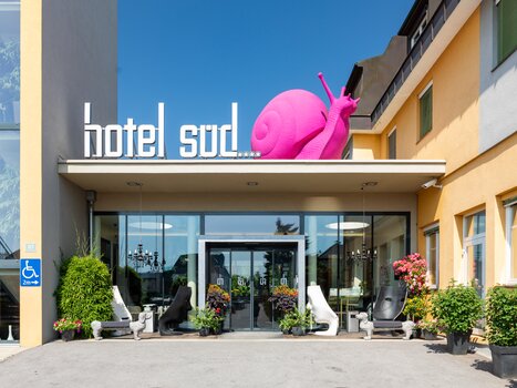 Entrance to Hotel Süd Art with large pink snail. | © Hotel Süd Art 