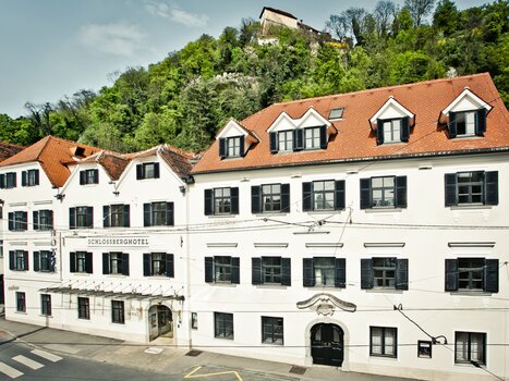Schlossberghotel Graz with view of the Schlossberg. | © Schlossberghotel