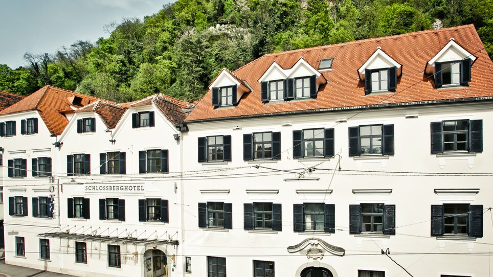 Schlossberghotel Graz with view of the Schlossberg. | © Schlossberghotel