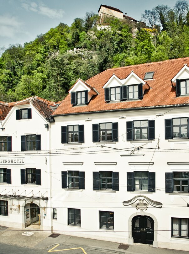 Schlossberghotel Graz mit Blick auf den Schlossberg. | © Schlossberghotel