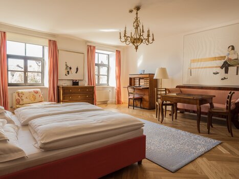 Bright double room with large bed and elegant furniture. | © Schlossberghotel