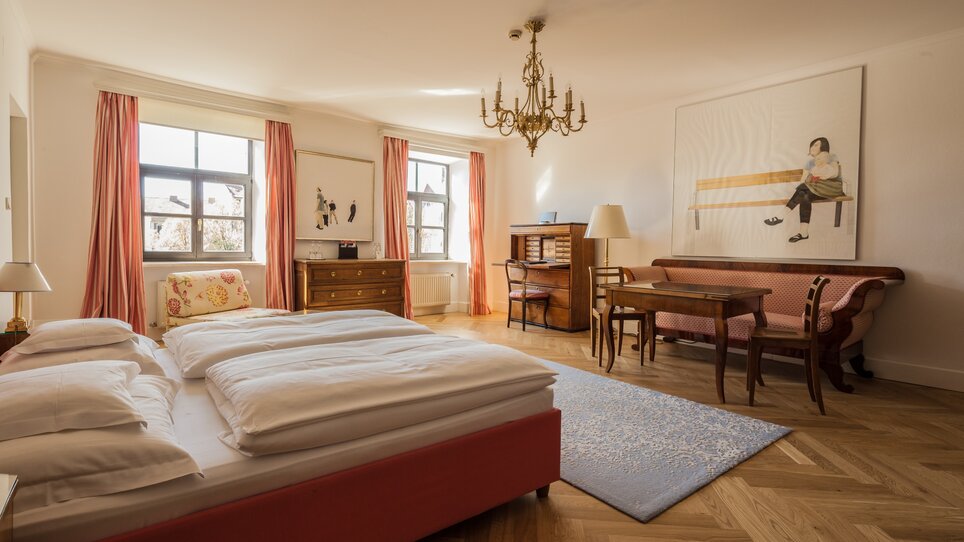 Bright double room with large bed and elegant furniture. | © Schlossberghotel