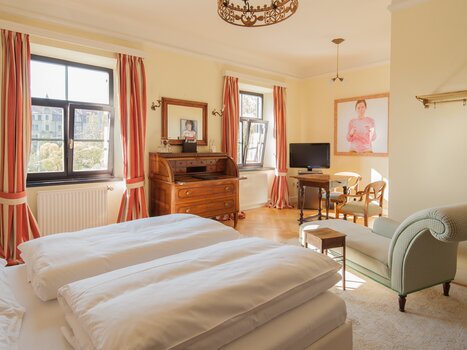 Bright room with double bed and TV at Schlossberghotel Graz. | © Schlossberghotel