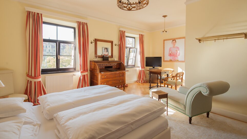 Bright room with double bed and TV at Schlossberghotel Graz. | © Schlossberghotel