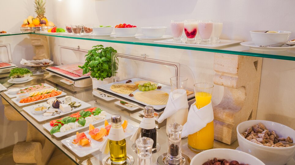 Diverse selection of breakfast dishes at Schlossberghotel. | © Schlossberghotel