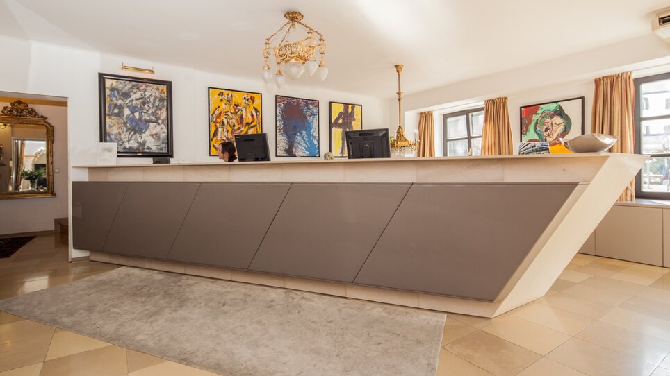 Modern reception desk at Schlossberghotel Graz. | © Schlossberghotel
