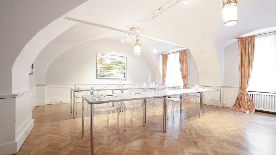Bright conference room with tables and chairs. | © Helmut Marko Hotels