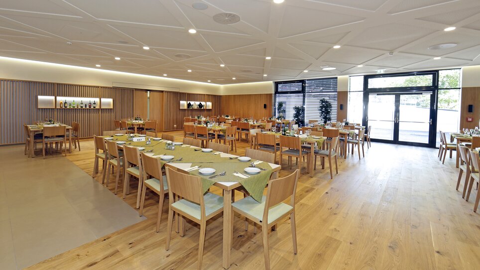 A view of the dining area featuring tables and chairs. | © Foto Pachernegg