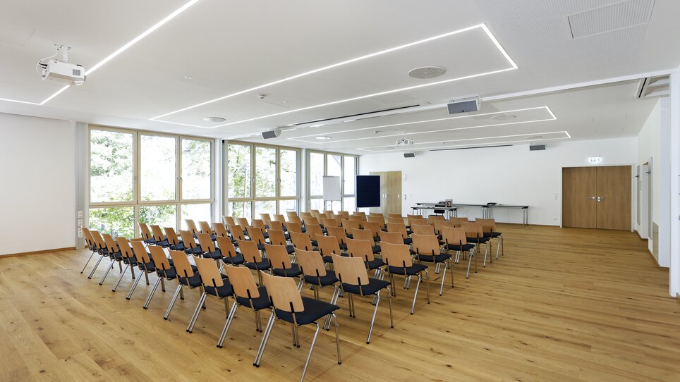 A conference room with chairs and large windows. | © Foto Pachernegg