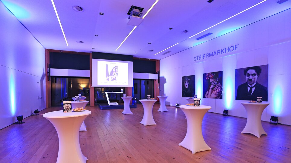 Event location in Steiermarkhof with tables and a projection. | © Foto Pachernegg