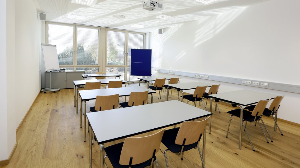 A bright meeting room with tables and chairs. | © Foto Pachernegg