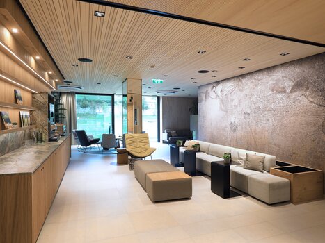 Interior of a lounge area with seating and reception desk. | © Hotel Steiermarkhof