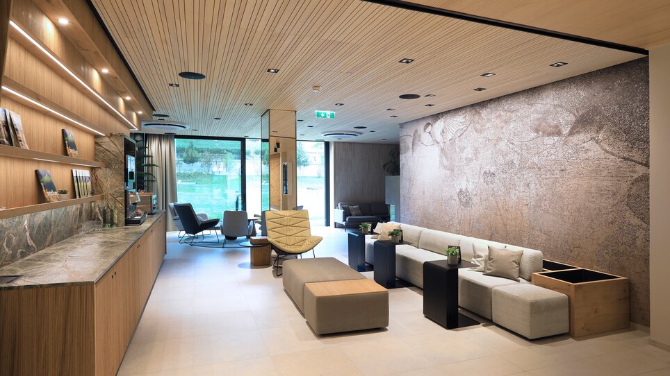 Interno di un'area lounge con posti a sedere e reception. | © Hotel Steiermarkhof