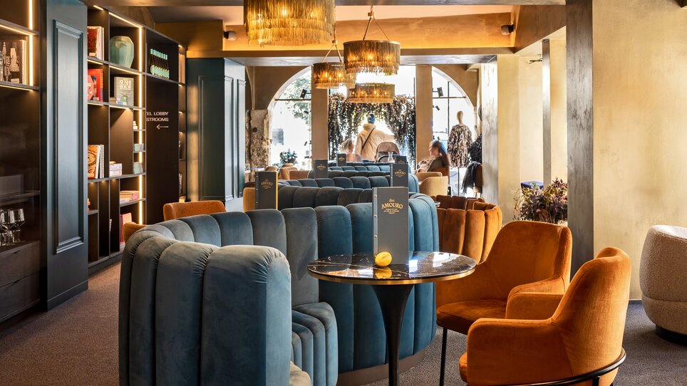 Moderner Lounge-Bereich mit stilvoller Einrichtung im Boutiquehotel Aiola Living. | © Aiola Living