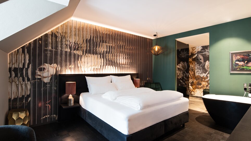 Elegantes Schlafzimmer mit floralem Design und stylischer Einrichtung. | © Aiola Living