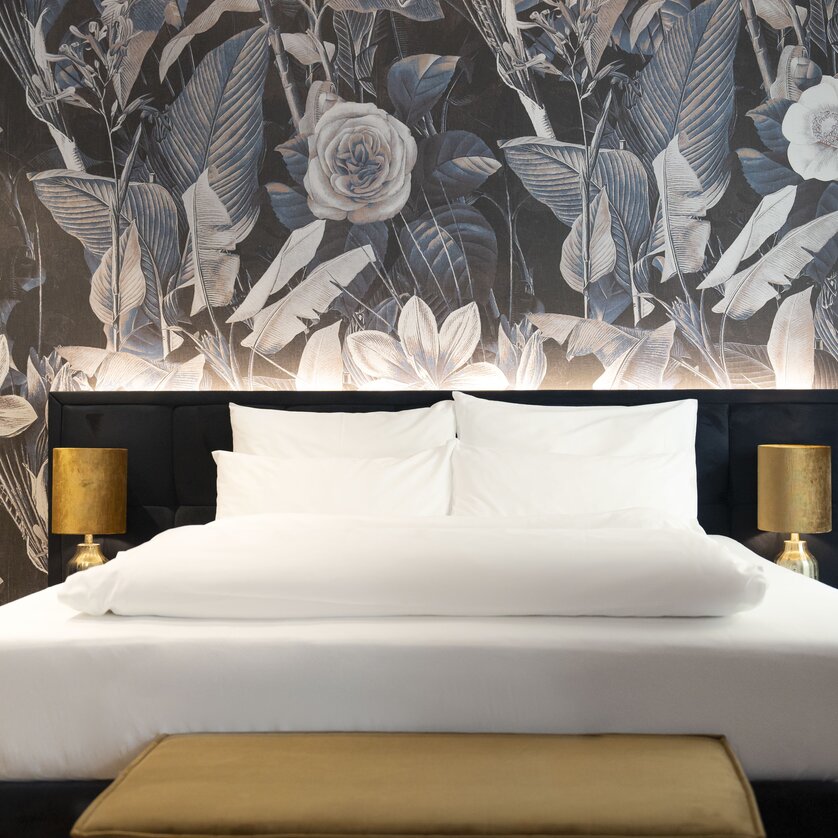 Modernes Schlafzimmer mit floralem Hintergrund und stilvollen Möbeln. | © Lucija Novak