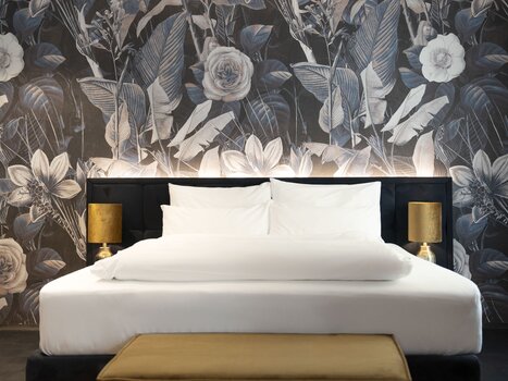 Modern bedroom with floral backdrop and stylish furnishings. | © Lucija Novak