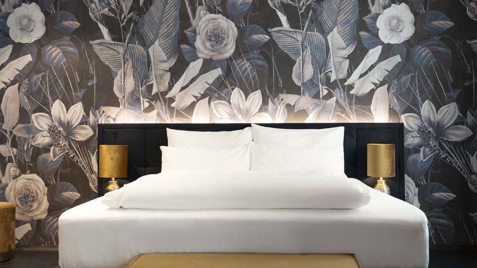 Modernes Schlafzimmer mit floralem Hintergrund und stilvollen Möbeln. | © Lucija Novak