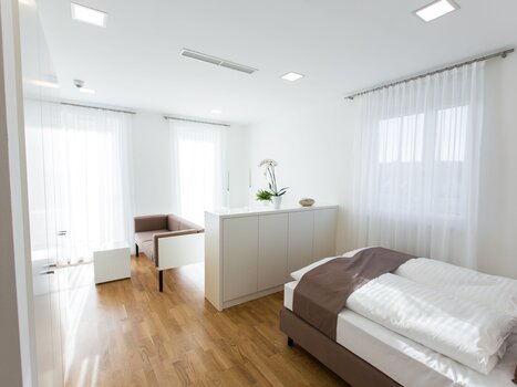 Camera moderna con letto grande e divano. | © sHome Hotel