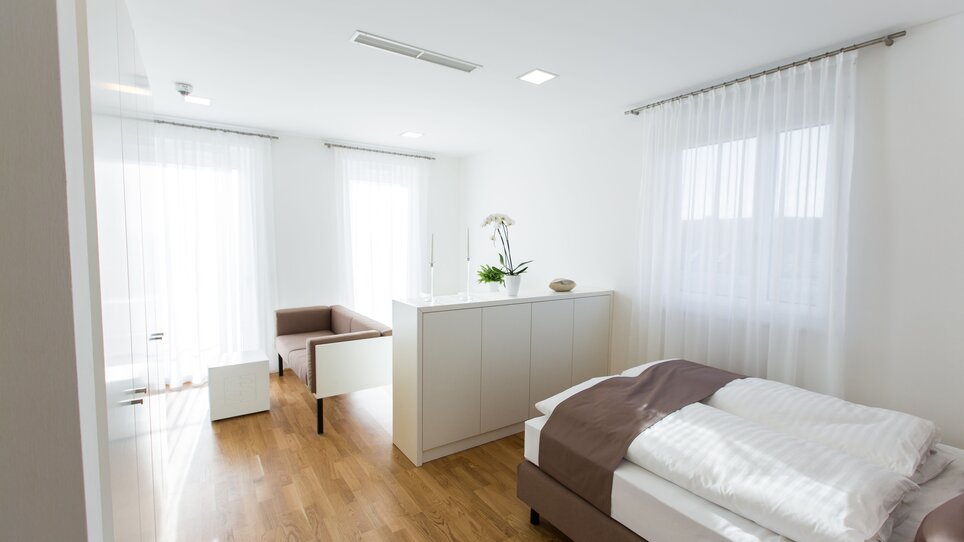 Camera moderna con letto grande e divano. | © sHome Hotel