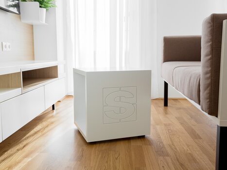 Interni moderni con un cubo bianco e un divano. | © sHome Hotel
