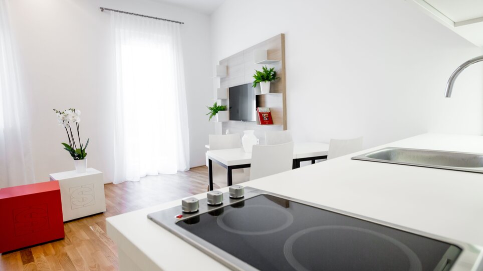 Cucina luminosa con vista sulla zona pranzo. | © sHome Hotel