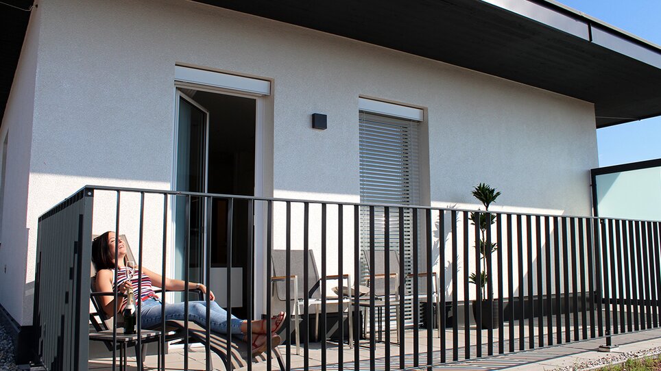 Una donna si rilassa su una terrazza presso sHome Hotel Graz. | © sHome Hotel