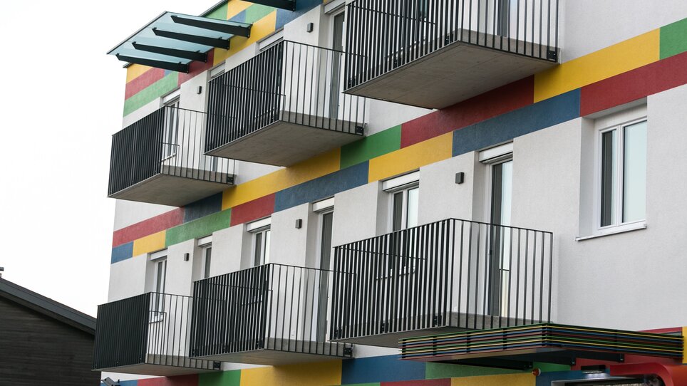 Facciata del sHome Hotel con balconi colorati. | © sHome Hotel