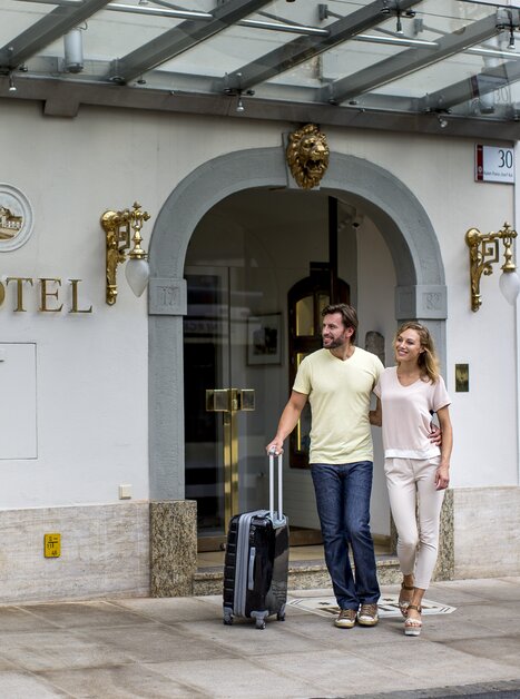 Couple with suitcase in front of the Schlossberghotel in Graz | © Graz Tourismus - Tom Lamm